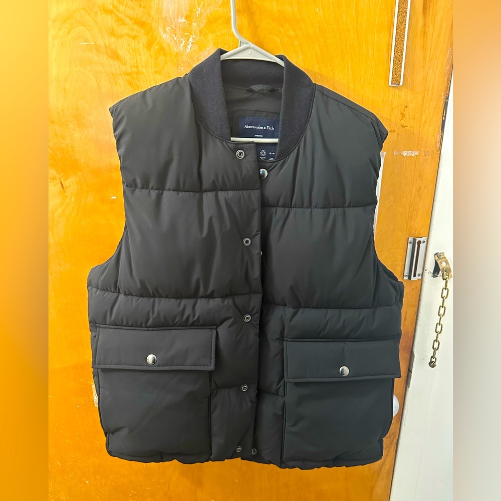 Abercrombie and Fitch everyday men’s puffer vest in black. Size M